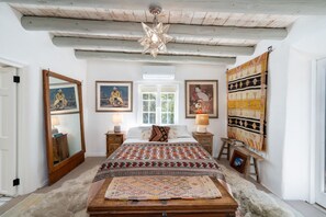 2 bedrooms, desk, iron/ironing board, free WiFi - Casa Del Bosque - Walk to Canyon Rd (Santa Fe)