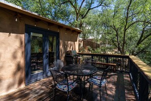 Outdoor dining - Casa Del Bosque - Walk to Canyon Rd (Santa Fe)