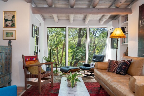 Smart TV, fireplace, books - Casa Del Bosque - Walk to Canyon Rd (Santa Fe)