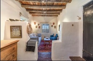 Smart TV, chimenea y oficina
