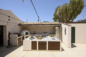 Kühlschrank, Wasserkocher mit Kaffee-/Teezubehör