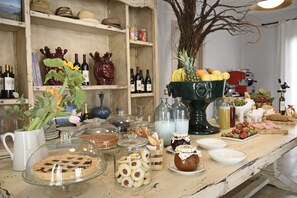 A kitchen counter with various food items, jars, and bottles. - POGGIO LEANO  (Scicli)