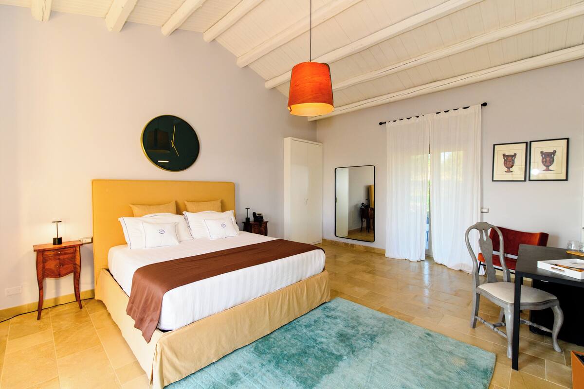 Deluxe Double Room | Minibar, in-room safe, iron/ironing board, WiFi (free)