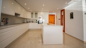 Een koelkast, een magnetron, een oven, een vaatwasser