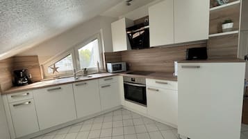 Fridge, oven, stovetop, dishwasher
