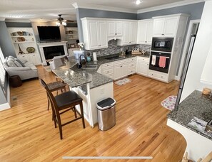 冰箱、微波炉、烤箱、炉灶