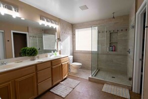 Toallas, jabón, shampoo, papel de baño 