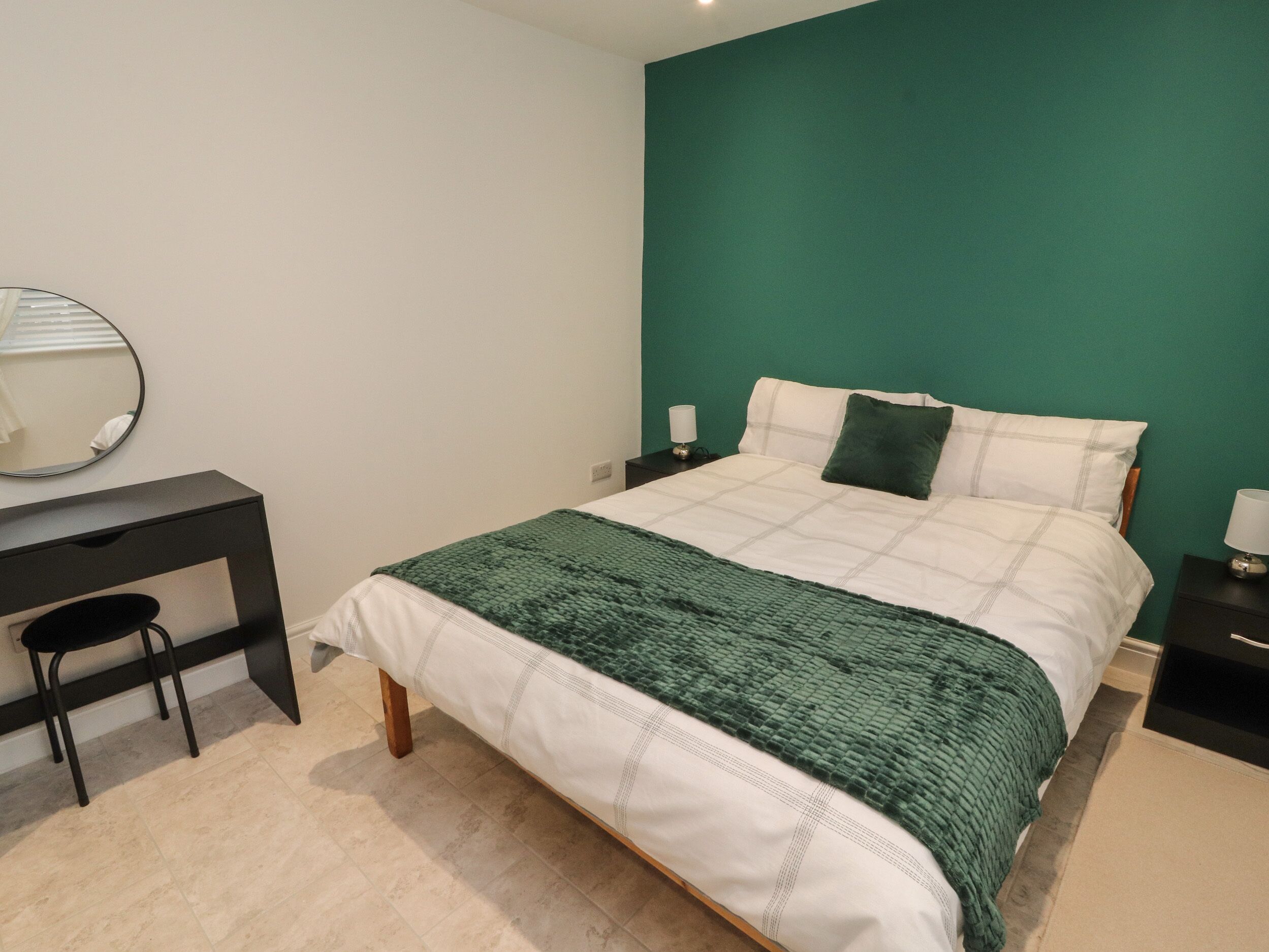 Une chambre à coucher avec un lit, un bureau et une chaise.