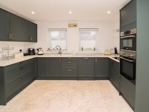 Refrigerador, lavavajillas, tetera eléctrica y tostadora