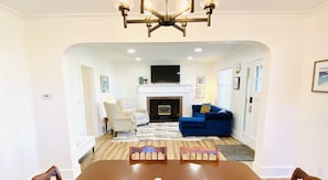 Smart TV, fireplace, books - Historic Front Street Home (Lynden)