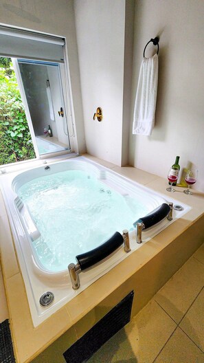 Double Room | Indoor spa tub - Luxury Home In Aguacatala (Medellín)