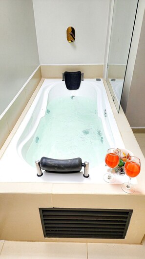 Double Room | Bathroom | Shower, towels - Luxury Home In Aguacatala (Medellín)