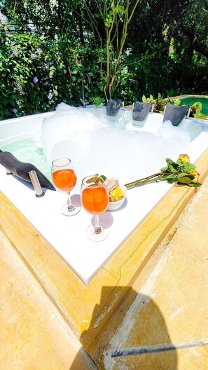 Outdoor dining - Luxury Home In Aguacatala (Medellín)