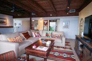 Smart TV, chimenea y oficina 