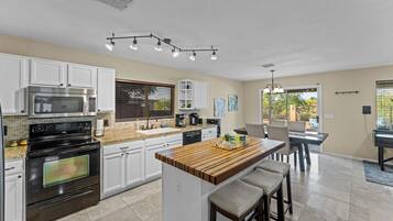 Jääkaappi, mikroaaltouuni, uuni, liesi