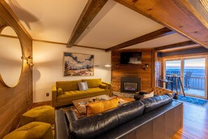 Smart TV, chimenea, libros