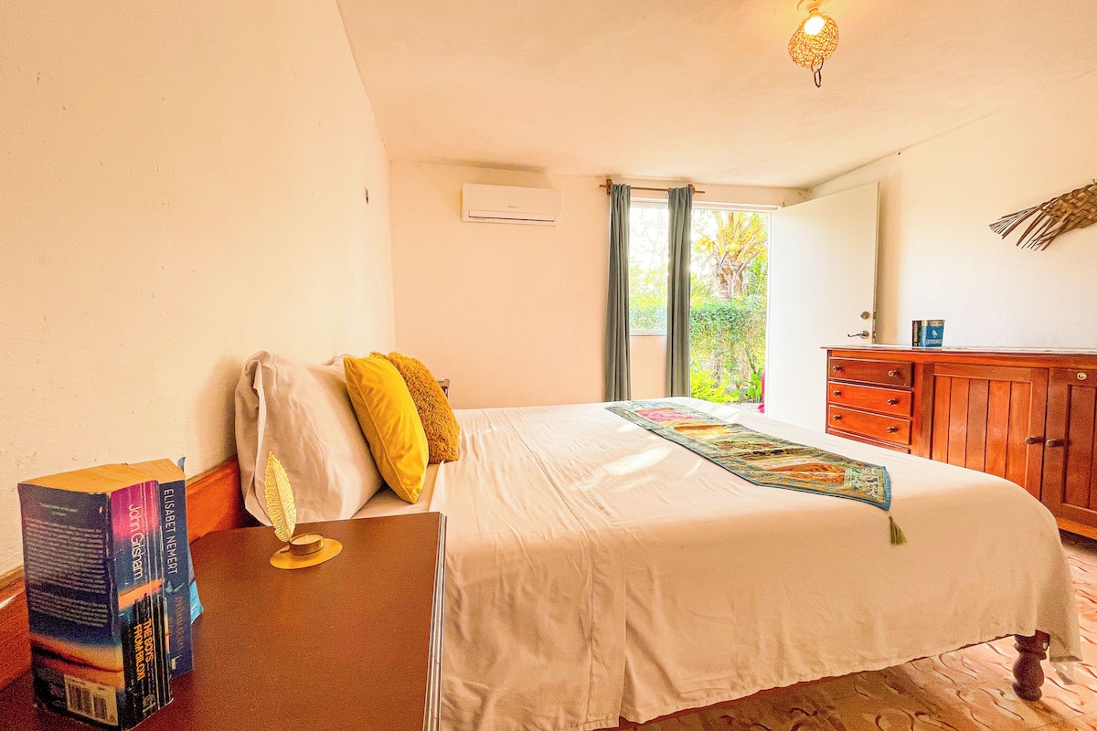 Habitación básica, patio, vista al jardín | Wifi gratis, decoración personalizada y muebles diferentes