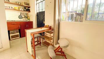 Studio Klasik, patio, pemandangan halaman | Wi-Fi gratis dan didekorasi berbeda-beda