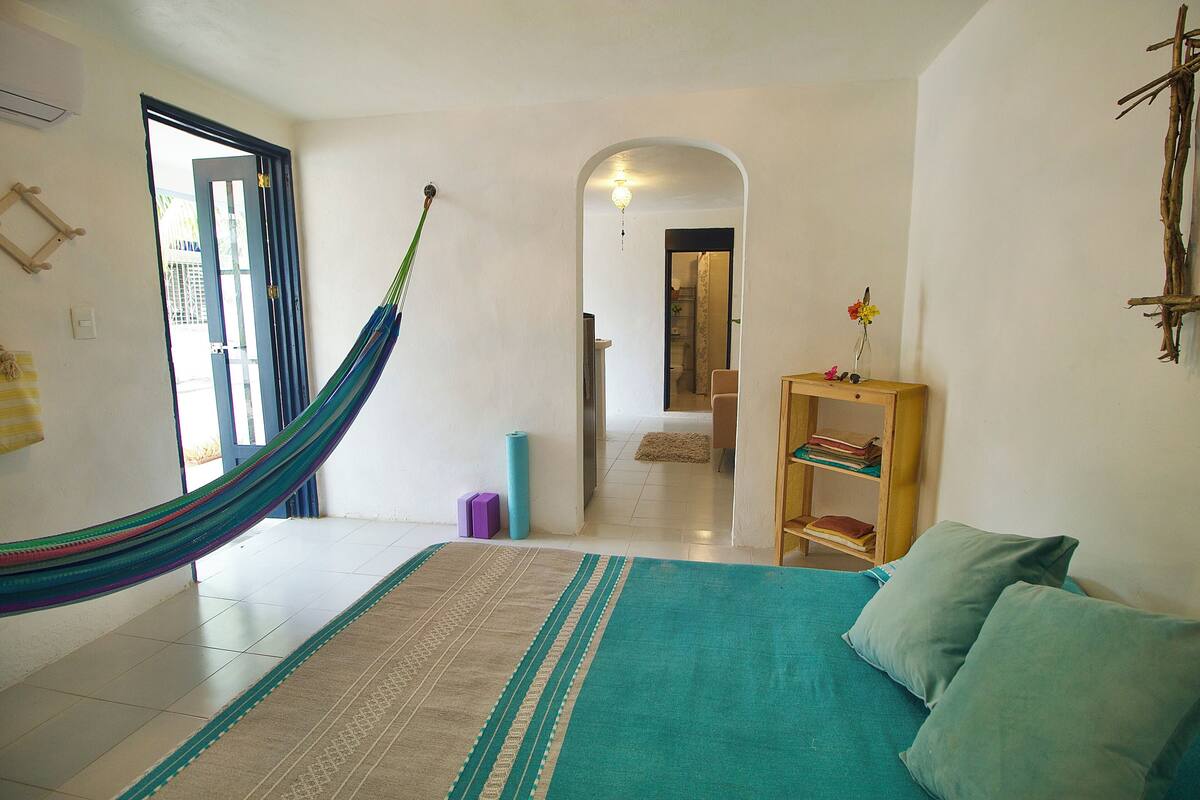 Estudio básico, patio, vista al patio | Wifi gratis, decoración personalizada y muebles diferentes