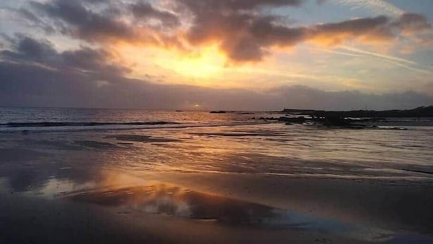 A beach with a sunset, clouds, and a visible contrail. - Historical Thatched Cottage @ Multi-Award-Winning Cnoc Suain (Galway)