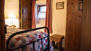 2 bedrooms, iron/ironing board, bed sheets - Historical Thatched Cottage @ Multi-Award-Winning Cnoc Suain (Galway)