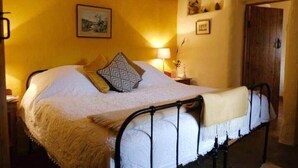 Room - Artists' Cottage (Entire) @ Multi Award-Winning Cnoc Suain (Galway)