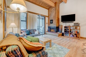 TV, fireplace, DVD player - Condo with fireplace, balcony, washer/dryer, hot tub, & basketball/tennis courts (Truckee)