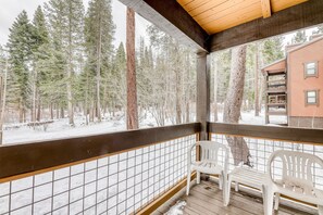 Property grounds - Condo with fireplace, balcony, washer/dryer, hot tub, & basketball/tennis courts (Truckee)