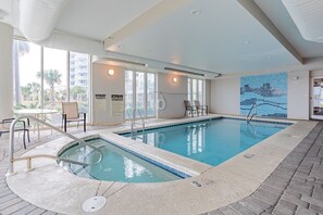 Una piscina cubierta, una piscina climatizada
