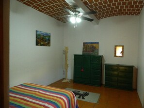 1 bedroom, WiFi, bed sheets - A beautiful house in a quiet and safe location (Oaxaca)