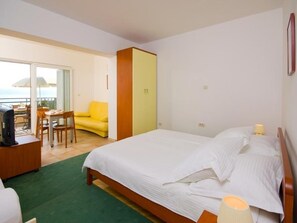 Iron/ironing board, free WiFi, bed sheets