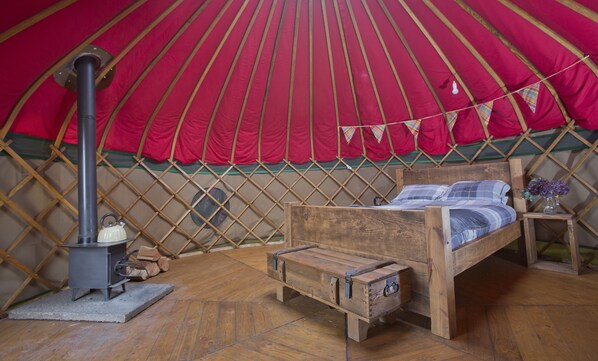 1 bedroom, bed sheets - Charming Yurt in Kelburn Estate Near Largs (Largs)