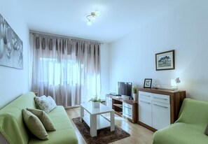 TV - Apartment in Kaštel Novi with Terrace, Air condition, WIFI, Washing machine (5104-2) (Kaštel Novi)