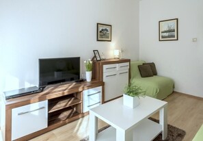 TV - Apartment in Kaštel Novi with Terrace, Air condition, WIFI, Washing machine (5104-2) (Kaštel Novi)