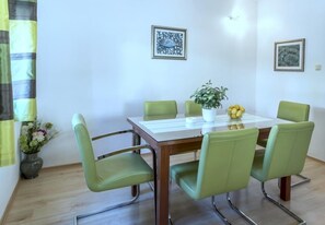 Dining - Apartment in Kaštel Novi with Terrace, Air condition, WIFI, Washing machine (5104-2) (Kaštel Novi)