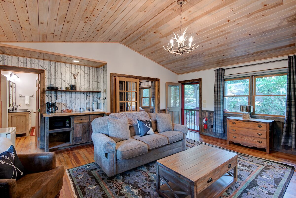 Classic Cabin | Living area | Flat-screen TV, Netflix, streaming services