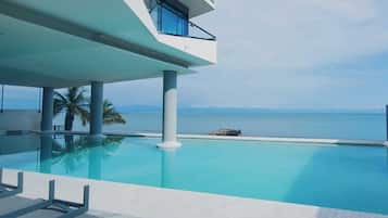 Utomhuspool och uppvärmd pool