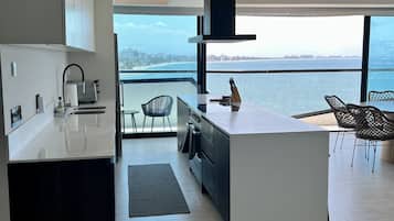 Kylskåp, mikrovågsugn, ugn och spishäll