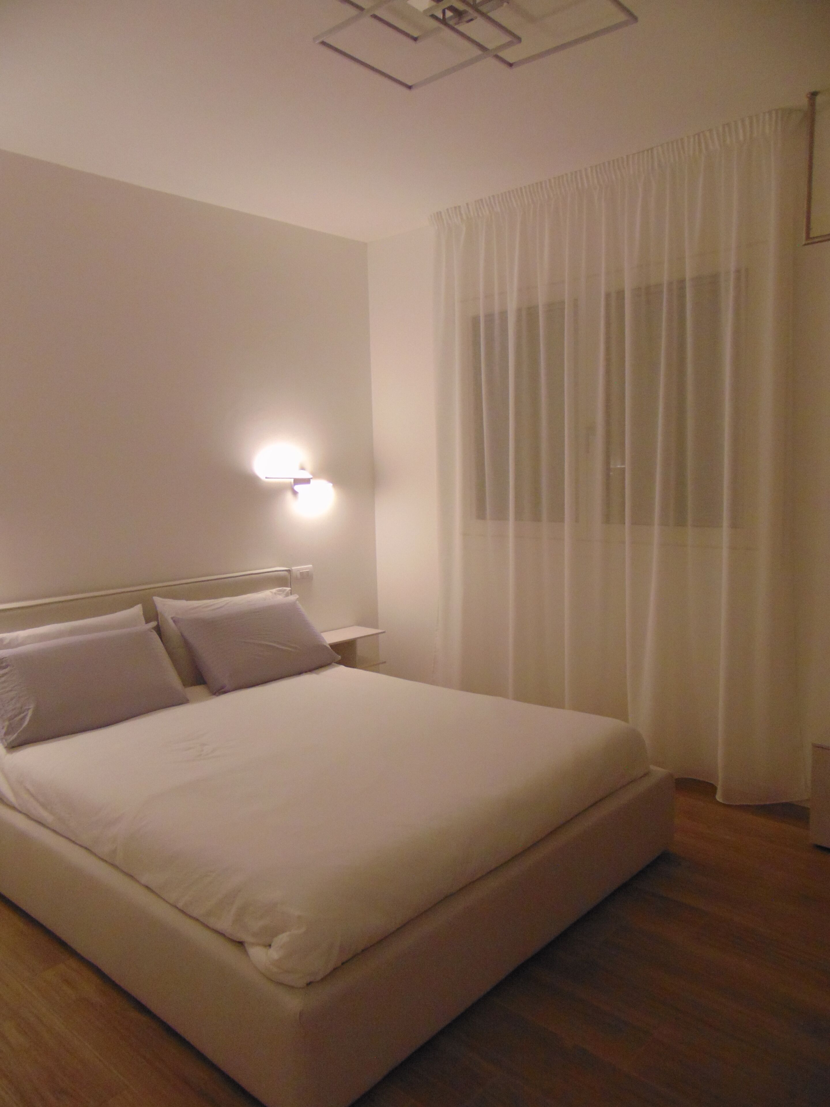 خزنة داخل الغرفة وطراز فريد لكل وحدة وتجهيزات عازلة للصوت