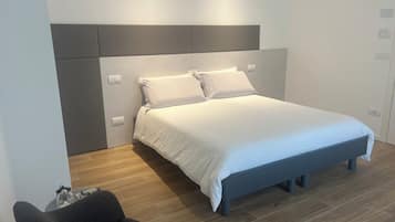 Habitación Confort con 1 cama matrimonial o 2 individuales, baño privado | Caja de seguridad en la habitación, muebles diferentes y insonorización