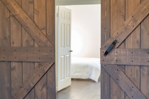 5 bedrooms, travel cot, WiFi, bed sheets
