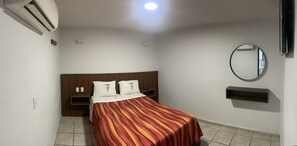 Basic Room | Hypo-allergenic bedding, free WiFi, bed sheets