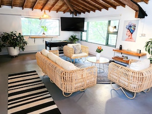 Apartamento de lujo | Zona de estar | Una televisión LED