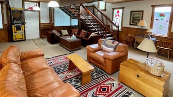 Smart-TV, Videospiele, Tischfußball, Bücher