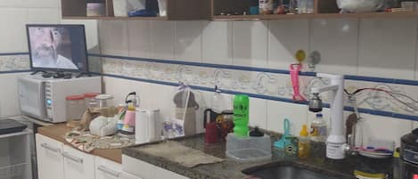 Een koelkast, een magnetron, een oven, een kookplaat