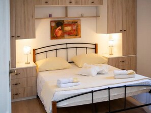 House (Three Bedroom Holiday Home with Swimm) | 3 bedrooms, free cots/infant beds - Holiday Home Velini Dvori (Sibenik)