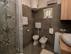Ferienhaus (Three Bedroom Holiday Home with Swimm) | Badezimmer | Dusche, Handtücher