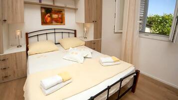 House (Three Bedroom Holiday Home with Swimm) | 3 bedrooms, free cots/infant beds