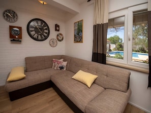 Ferienhaus (Three Bedroom Holiday Home with Swimm) | Wohnzimmer | Fernseher