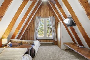 3 bedrooms, desk, iron/ironing board, travel crib